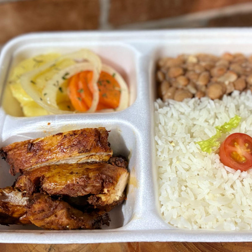 Arroz, feijão, filé de frango, e legumes na manteiga.