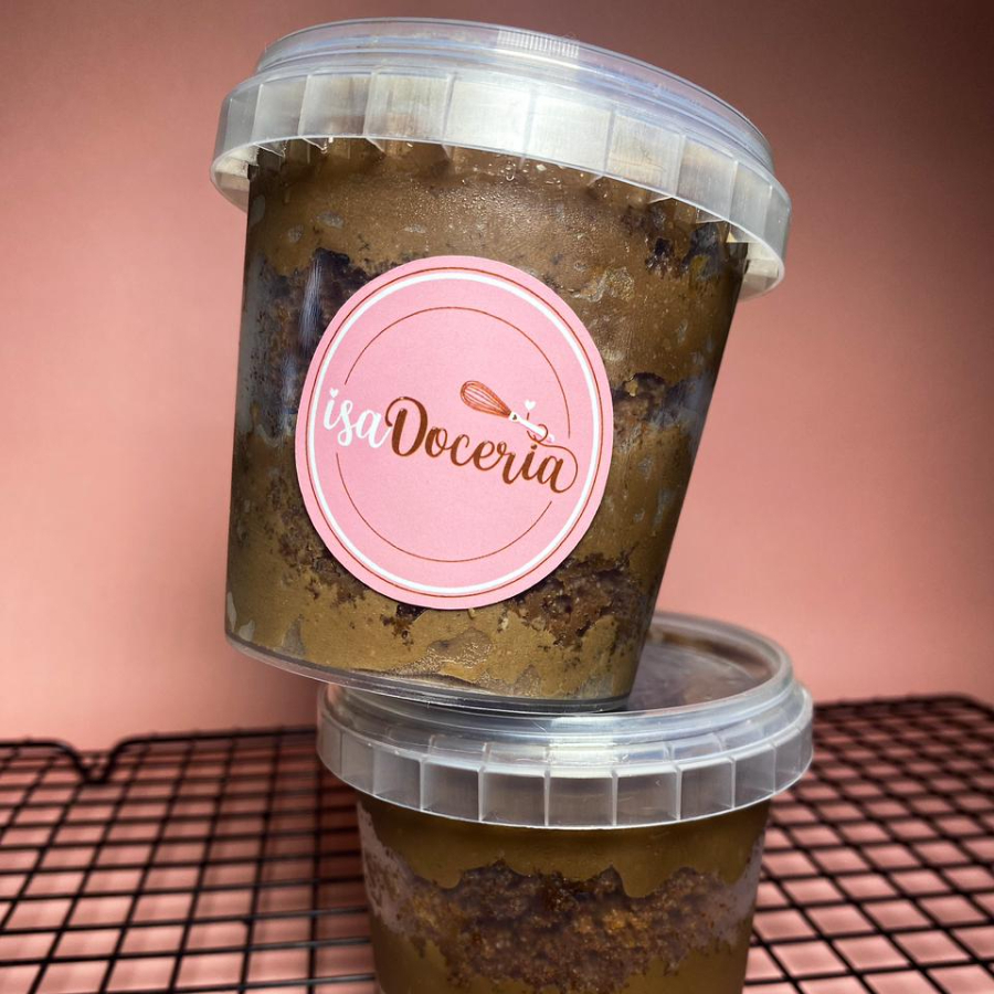 Para os apaixonados por chocolate, esse é o bolo perfeito! Feito com bolo de chocolate super molhadinho, mousse de chocolate cremosa e um recheio generoso de brigadeiro. Uma explosão de sabor em cada colherada — impossível resistir!