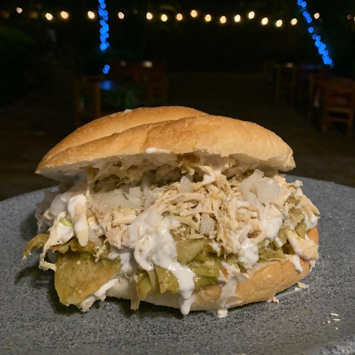 Torta de chilaquiles verdes con pollo