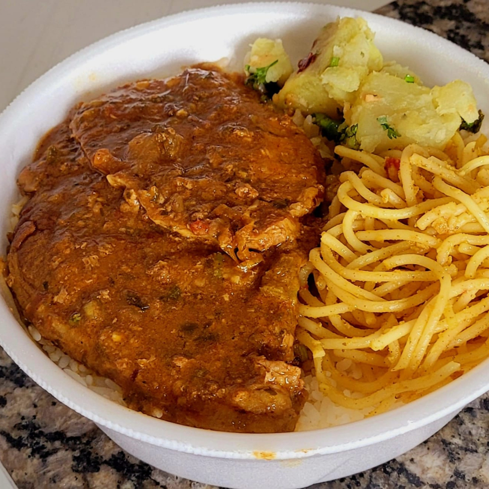 Acompanha: Arroz branco, Feijão Carioca, Legumes do dia, Macarrão e salada !