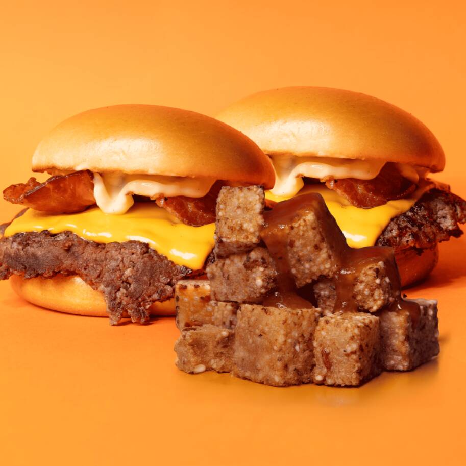 2 hambúrgueres com bacon crocante + dadinho de tapioca irresistível + 1 Coca gelada. O combo que une crocância e sabor em cada mordida.