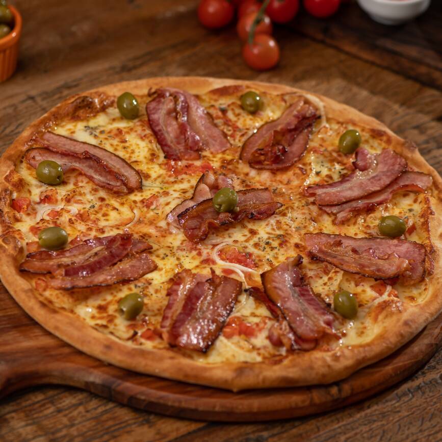 Molho de tomate Italiano, tomate em cubos, cebola, muçarela, bacon premium, orégano e azeitonas verdes sem caroço.