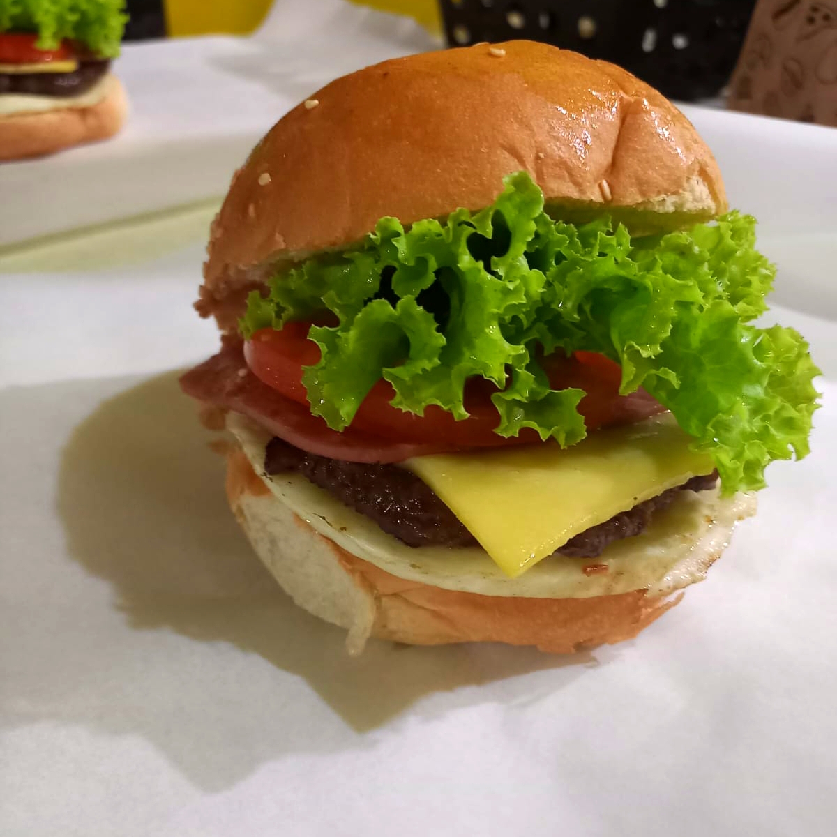 Pão, carne, salada, ovo, queijo e presunto