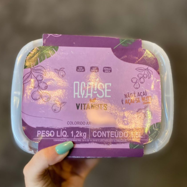 A combinação perfeita do nosso açaí premium com a cremosidade da pasta Vitanuts, agora em um formato pensado para você ter açaí de alta qualidade em casa e compartilhar com a família. 🟣 Produto armazenado e entregue CONGELADO. Esse açaí não é pronto para consumo imediato, pois preservamos sabor, textura e qualidade mantendo-o congelado, exatamente como deve ser um açaí de verdade. 👉 Como consumir: Retire do freezer e aguarde alguns minutos até atingir o ponto ideal de cremosidade antes de servir.