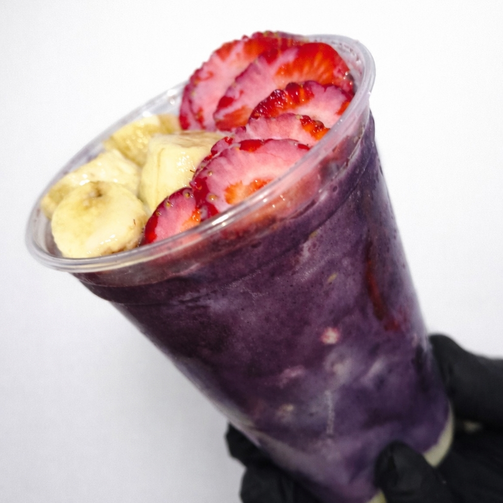 Açaí+ leite condensado+ leite em pó Ninho+ farofa crocante amendoim+ morango+ banana