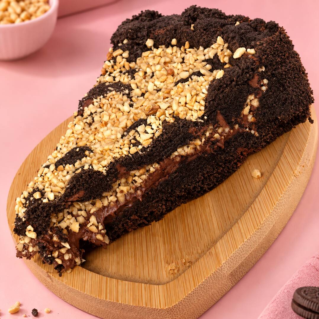Fatia Torta Cookie TIpo Ferrero Rocher - Massa de cacau black, gotas de chocolate ao leite, recheio de creme de avelã com amendoim triturado