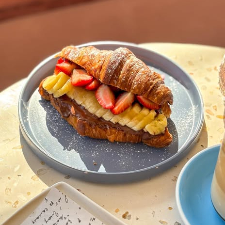 Croissant NUTELLA + Fresa y Platano