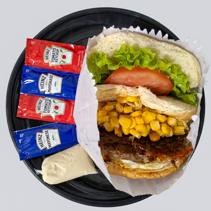 Pão, hamburguer, batata palha, milho, salada e molho...