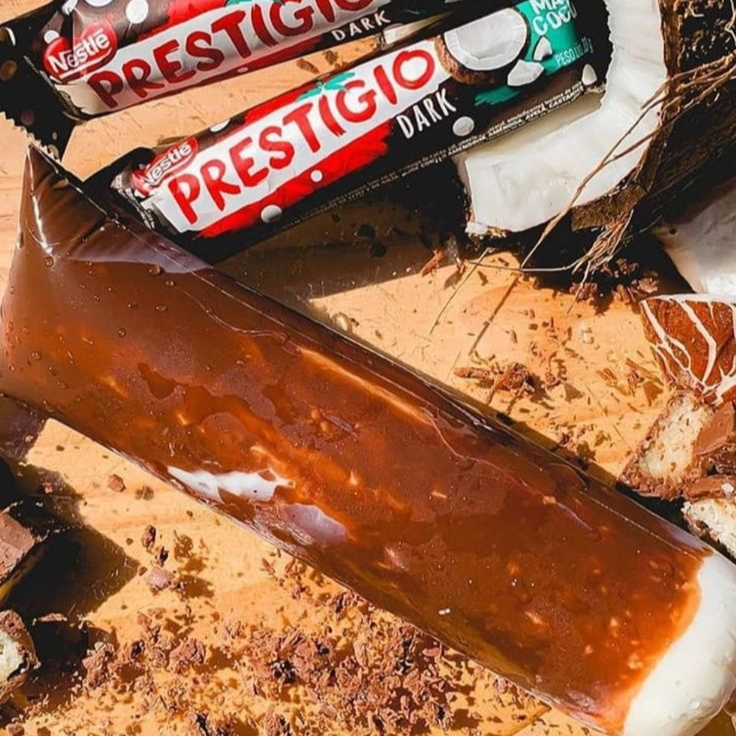 Geladinho feito com base de leite ninho,leite de coco e coco ralado na sua composição,super cremoso e tem uma camada de chocolate ao leite super crocante.