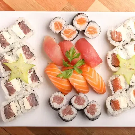 8 uramaki salmão filadélfia, 8 atum filadelfia, 3 niguiri salmão, 3 niguiri atum, 4 tekka e 4 shake.