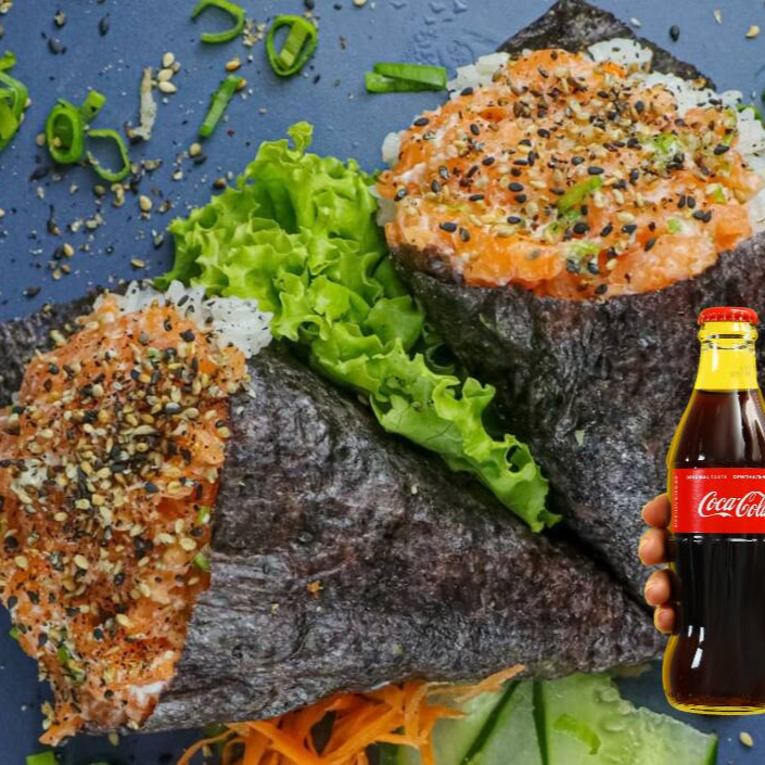 2 temakis - Filé de salmão fresco em cubos, arroz japonês temperado e cream cheese cremoso, envolvidos em nori crocante + Coca Cola 250ml Grátis. Se preferir Coca Zero, é só informar nas observações.