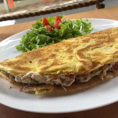 Omelete feito com 2 ovos + recheio de Frango desfiado e Queijo
Saladinha: alface, cebola e tomate
