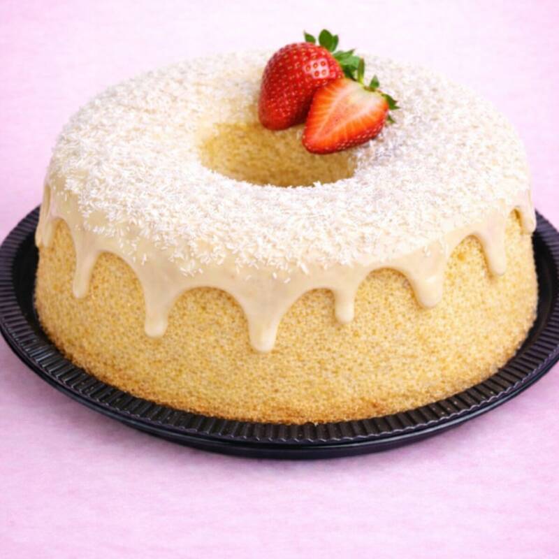 🥛 Bolo de Ninho Bolo caseiro de massa branca fofinha com cobertura cremosa de leite Ninho. Doce na medida certa e feito no dia.