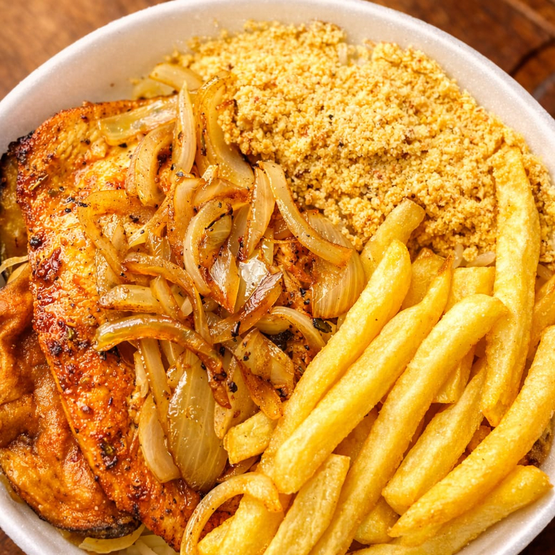 Arroz, feijão, fritas, farofa e salada.
