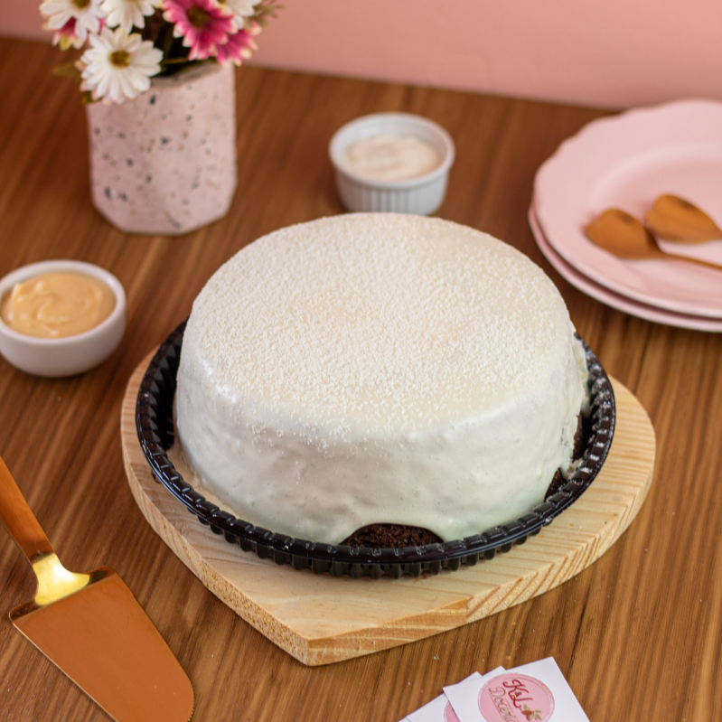 Massa de chocolate com mousse de Ninho cremoso e saboroso.
Tamanho 19cm serve bem de 8 a 10 fatias ótima opção para presentear e comemorar.