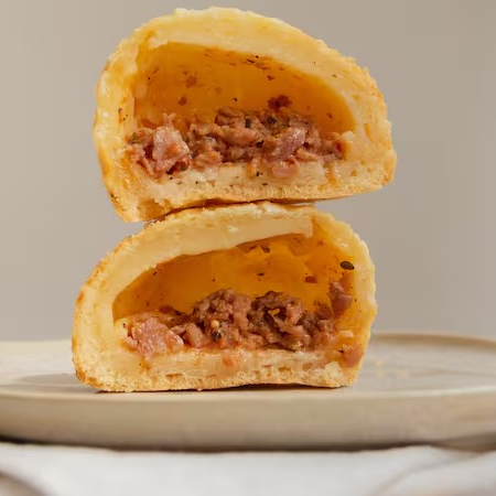 Após 3 anos, ele voltou! Receita da Dona Lídia, herdada pelo seu filho (e nosso amigo) Roberto, foi trazida de Minas Gerais. Pão de queijo com queijo da Serra da Canastra e recheio de calabresa temperada. Difícil é comer só um.