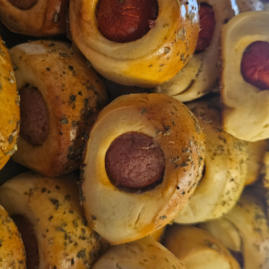 Mini enroladinhos de vina assados, feitos com pão macio envolvendo salsicha suculenta e um toque generoso de catupiry cremoso. Douradinhos por fora, macios por dentro e cheios de sabor — perfeitos para um lanche rápido e irresistível. A porção tem aproximadamente 100g, equivalente a 3 unidades!