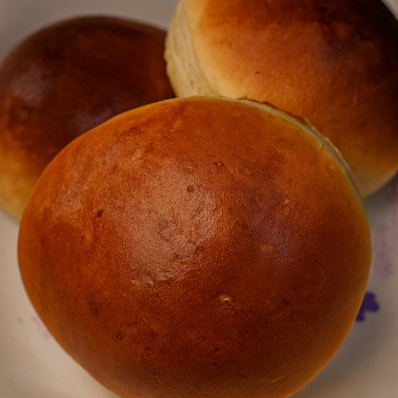 Hambúrguer suculento com requeijão cremoso e bacon picado no recheio, envolvido em massa macia e douradinha.