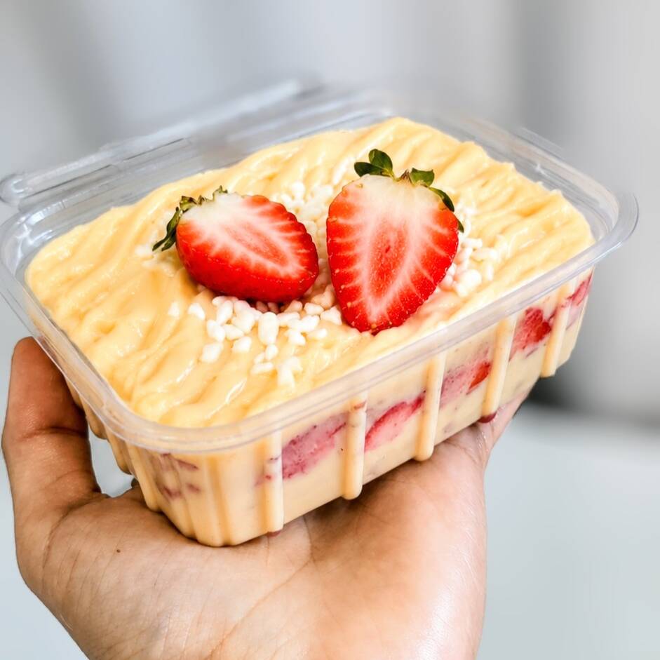250ml. Pavê supreme de ninho com morango. Biscoito molhadinho que combina com a delicadeza do creme cremoso de ninho + explosão de morangos.