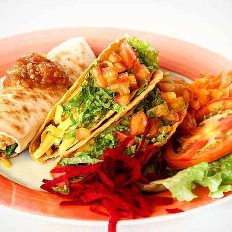 Um mini burrito, dois tacos, arroz, feijão e salada.