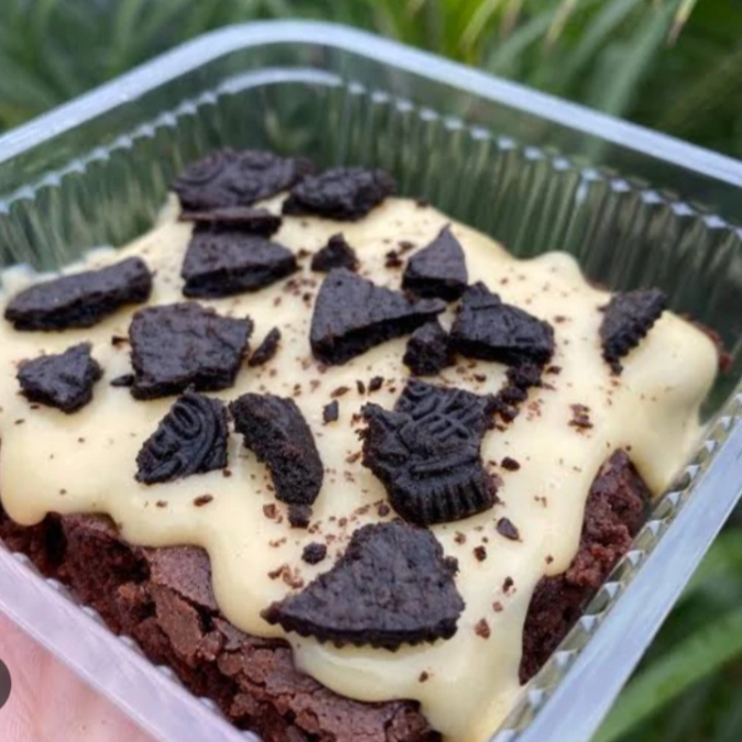 Brownie com cobertura de brigadeiro de leite ninho e biscoito Oreo por cima