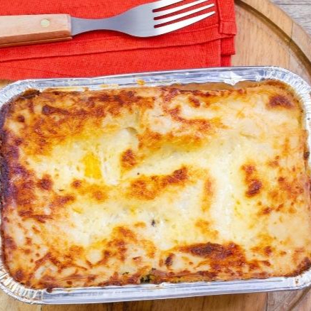 Lasanha de carne, com molho bolonhesa, molho branco e queijo . 500 gramas