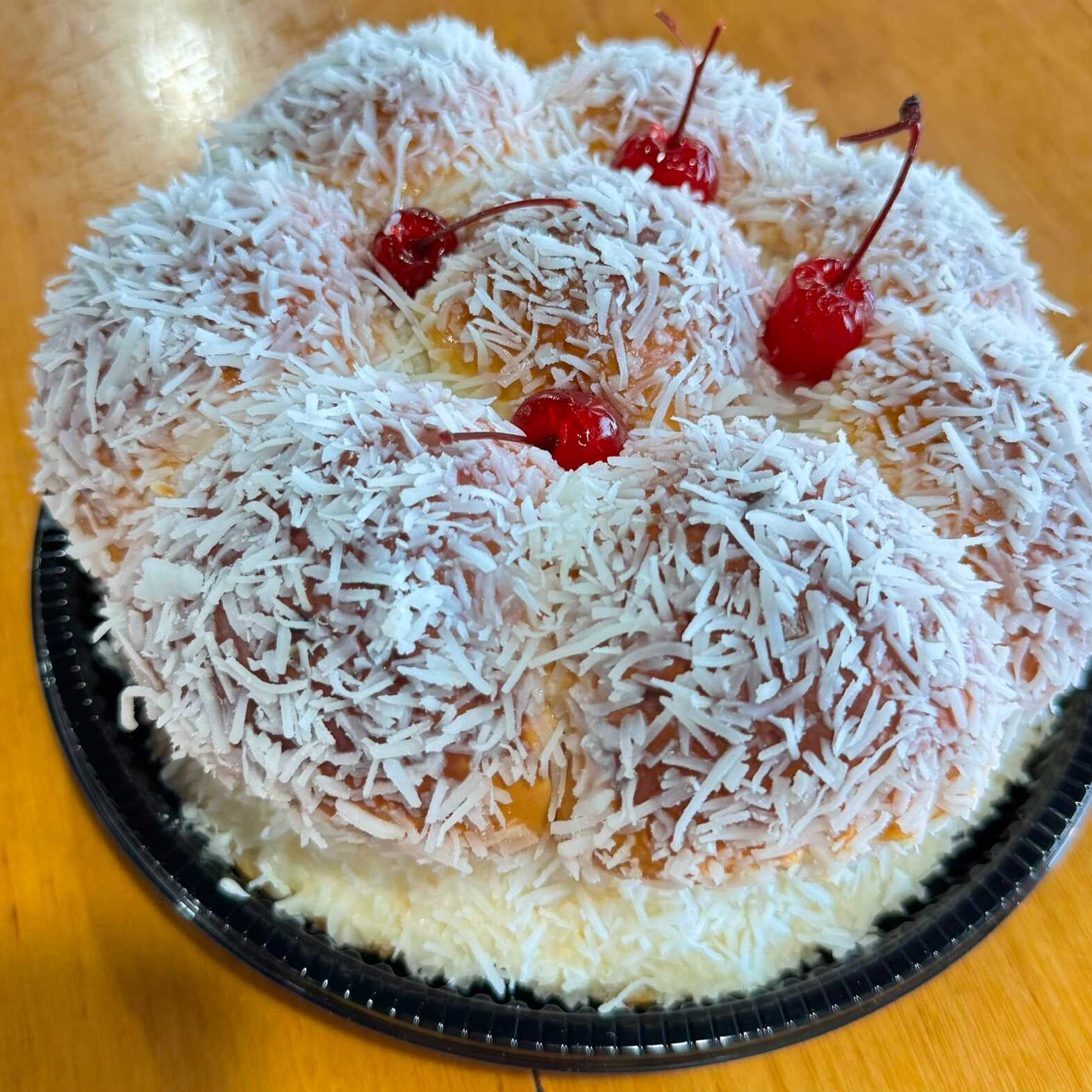 Rosca de leite condensado, coco e cereja