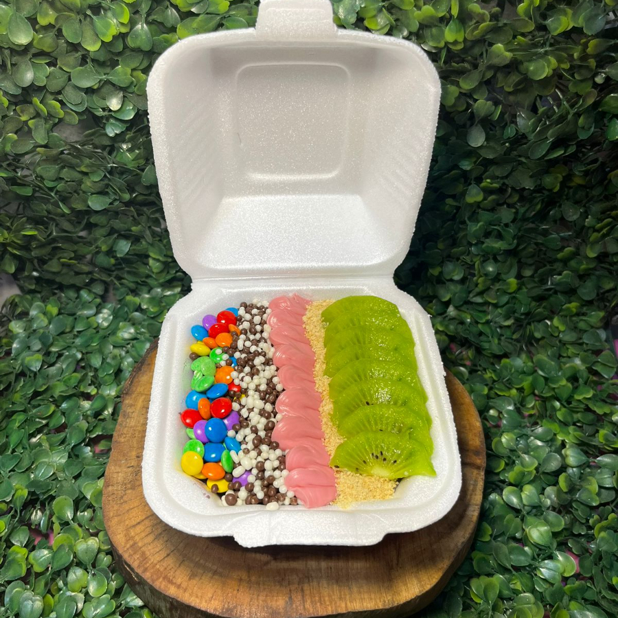 Açaí, 1 calda, 1 creme, 3 complementos, 1 fruta