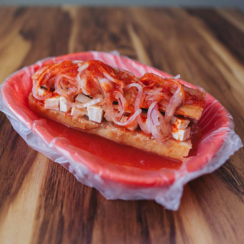 Torta ahogada de queso panela con frijoles