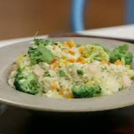 Um delicioso risoto com brócolis, abobrinha e cenoura, preparado na manteiga e queijo parmesão, proporcionando uma combinação perfeita de cremosidade e frescor.