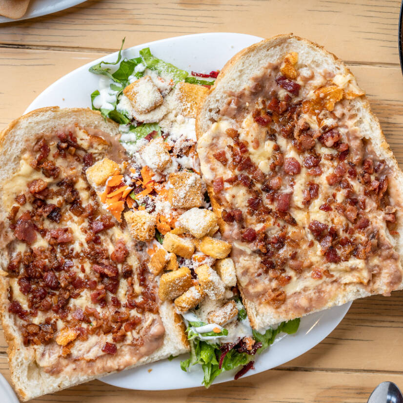 Molletes con Tocino