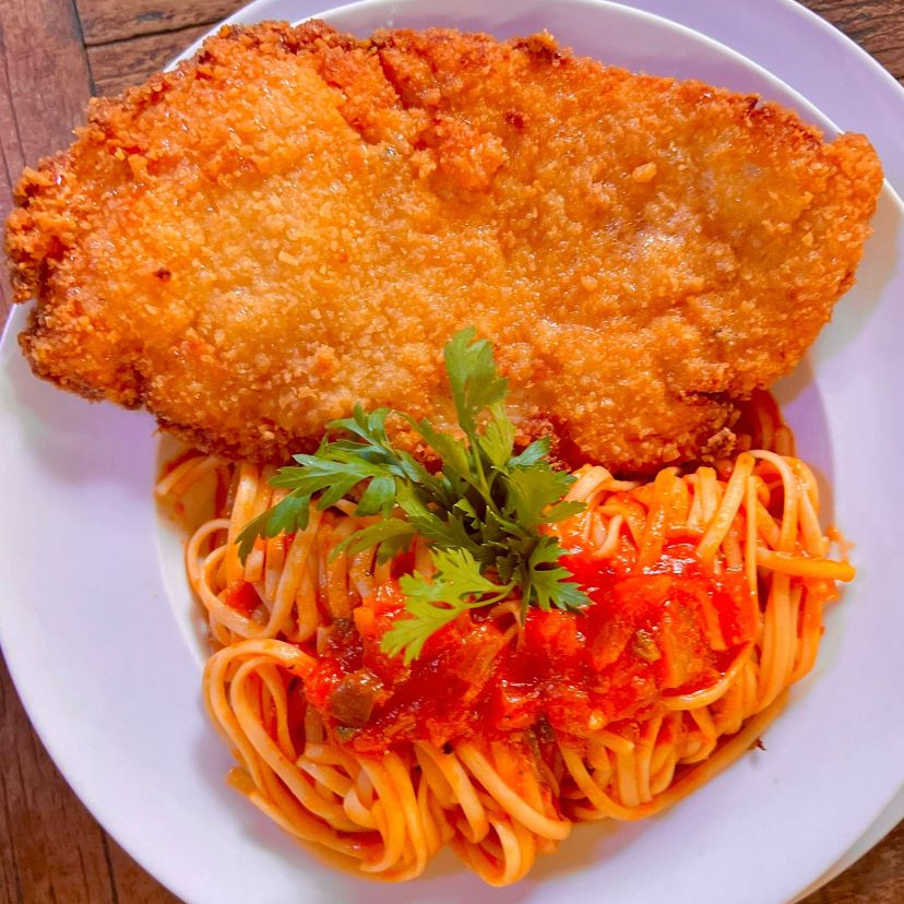 Sabor caseiro que abraça! Espaguetti com molho de tomate caseiro e um delicioso frango crocante a milanesa. Deliciosa quentinha com aproximadamente 750g, ideal para uma refeição completa e reconfortante.