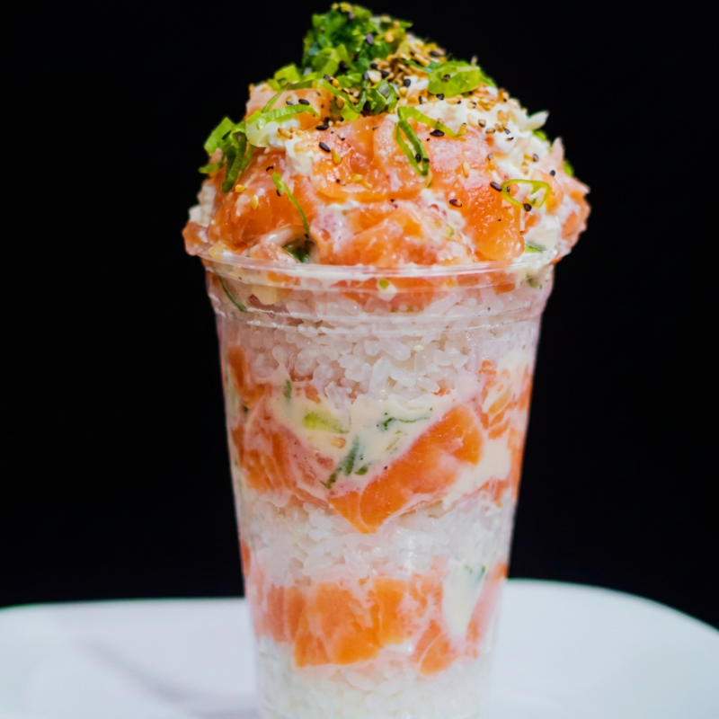 Copo de Sushi Filadélfia. Contém Arroz Japonês, Salmão em
cubinhos, Cream Cheese, Gergilim