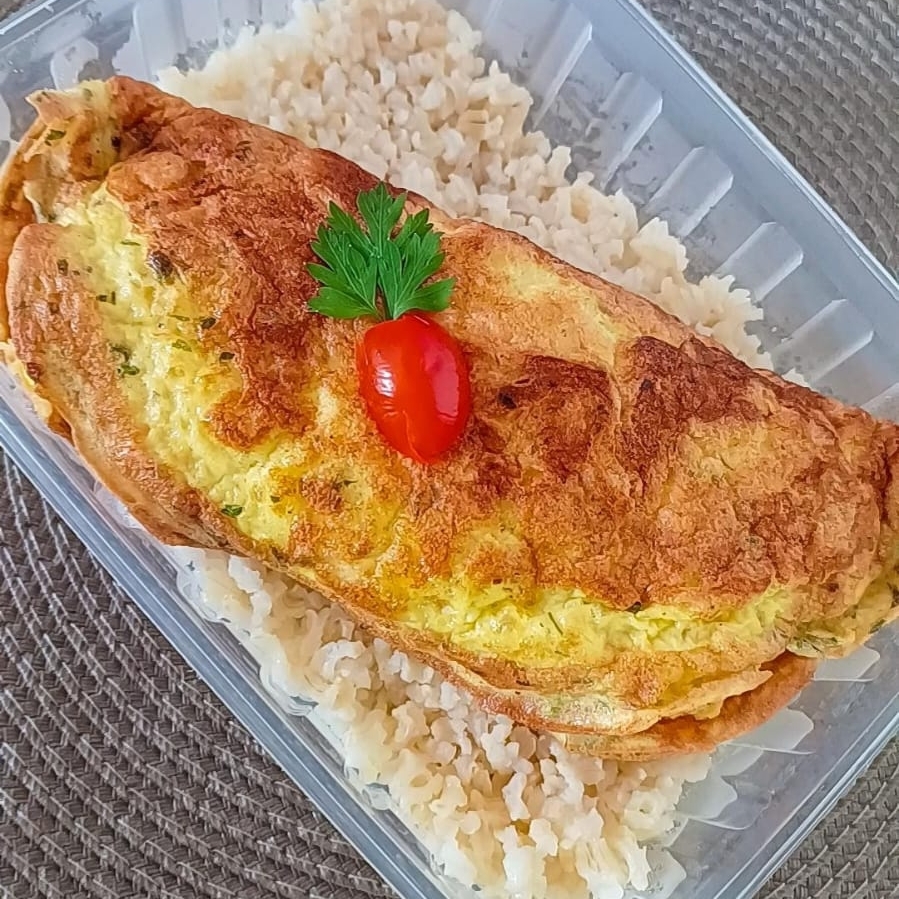 Omelete-3 ovos, frango desfiado, milho, catupiry. Arroz integral