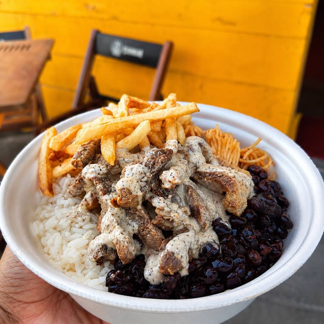 Carne de sol preparada no ponto certo e envolvida em um delicioso molho de nata cremoso, que realça seu sabor marcante. Acompanha feijão, arroz refogado soltinho, macarrão, batatas fritas crocantes, farofa e vinagrete, formando uma refeição completa com aquele gostinho de comida caseira.