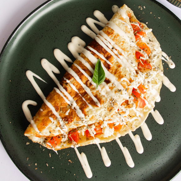 Mussarela, Tomate, Orégano, Finalizado com Molho de Queijo Cremoso