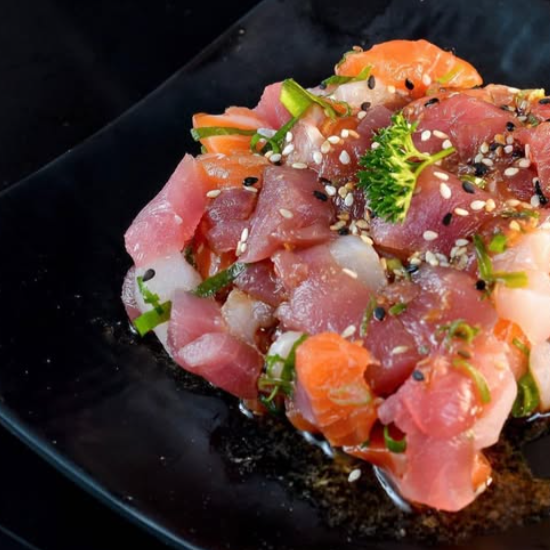 Cubos de salmão e saint peter (tilapia), cebolinha, cebola roxa, pimenta dedo de moça marinado no exclusivo molho citrico.