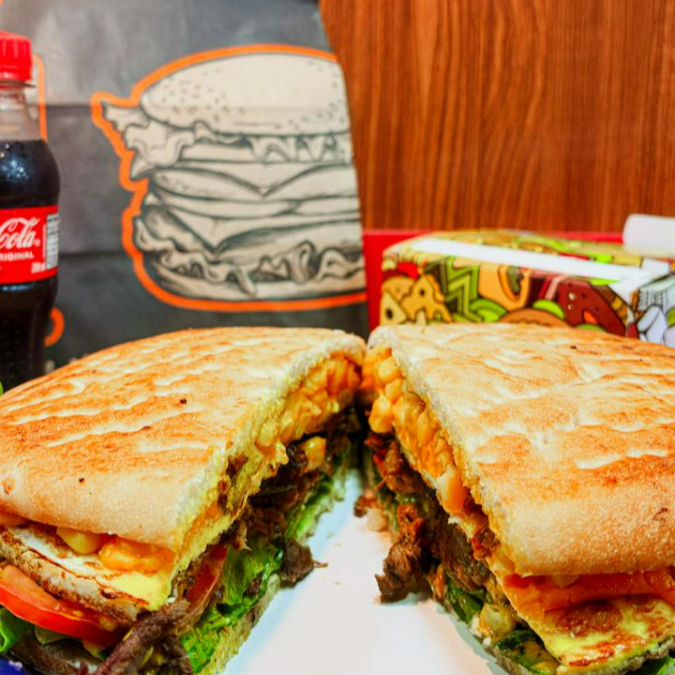 FILE MIGNON, CHEDDAR , OVO, MILHO, TOMATE, ALFACE E MAIONESE VERDE