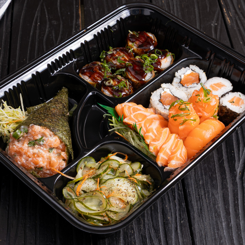 8 Sashimis de salmão, 1 Niguiri de salmão, 2 Uramaki de salmão, 1 Joe de Salmão, 2 Hossomaki de salmão, 1 mini Temaki de salmão, 4 hot holl e Sunomono O combinado não pode sofrer alteração.