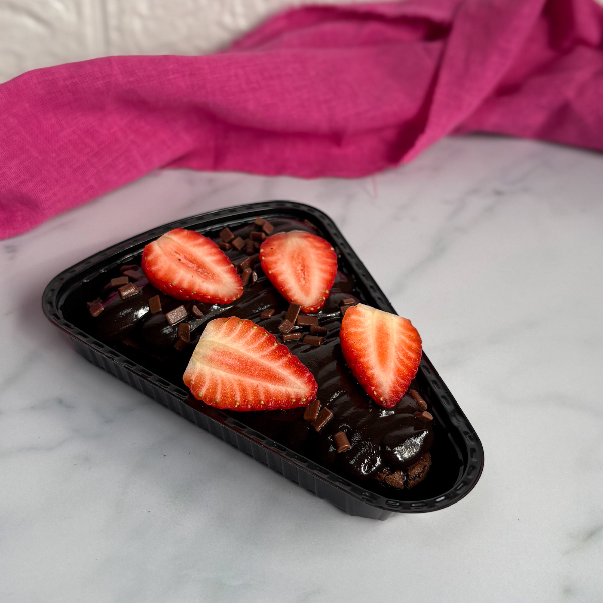 Pizza Brownie recheada com chocolate preto com cacau 50%, com morangos e granulé de chocolate,