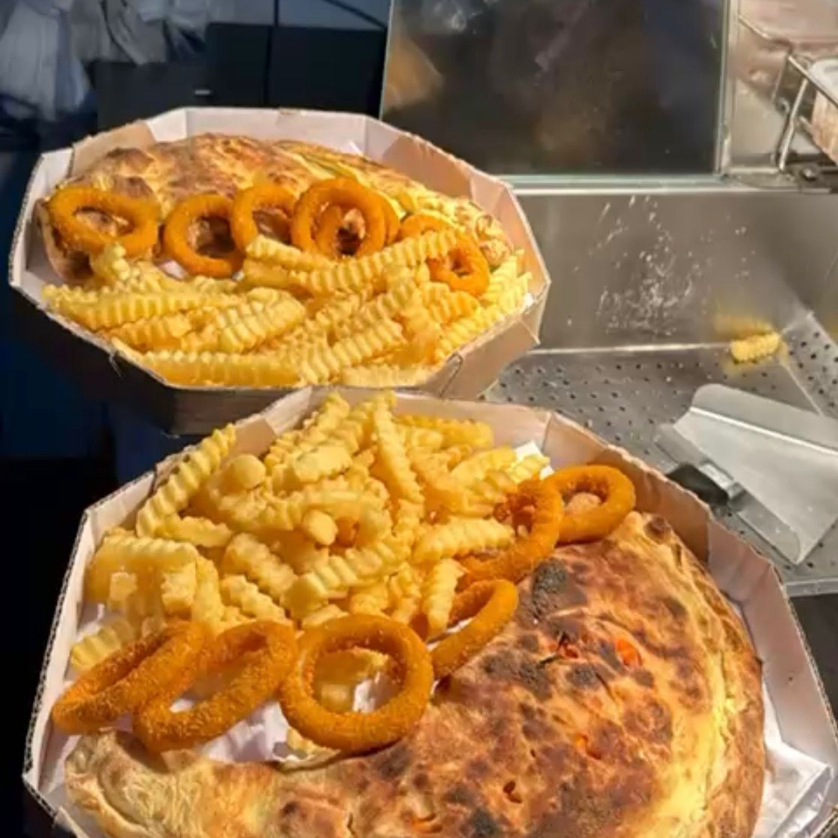 Calzone + Batata Frita M + 6 Anéis de Cebola + Refri Lata