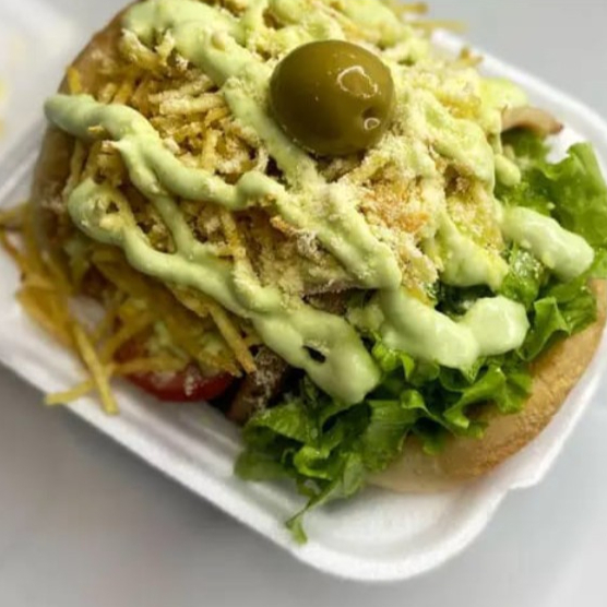 Pão, 2 carnes , 2 ovos, queijos, presuntos, bacon, salada, molhos e acompanhamentos