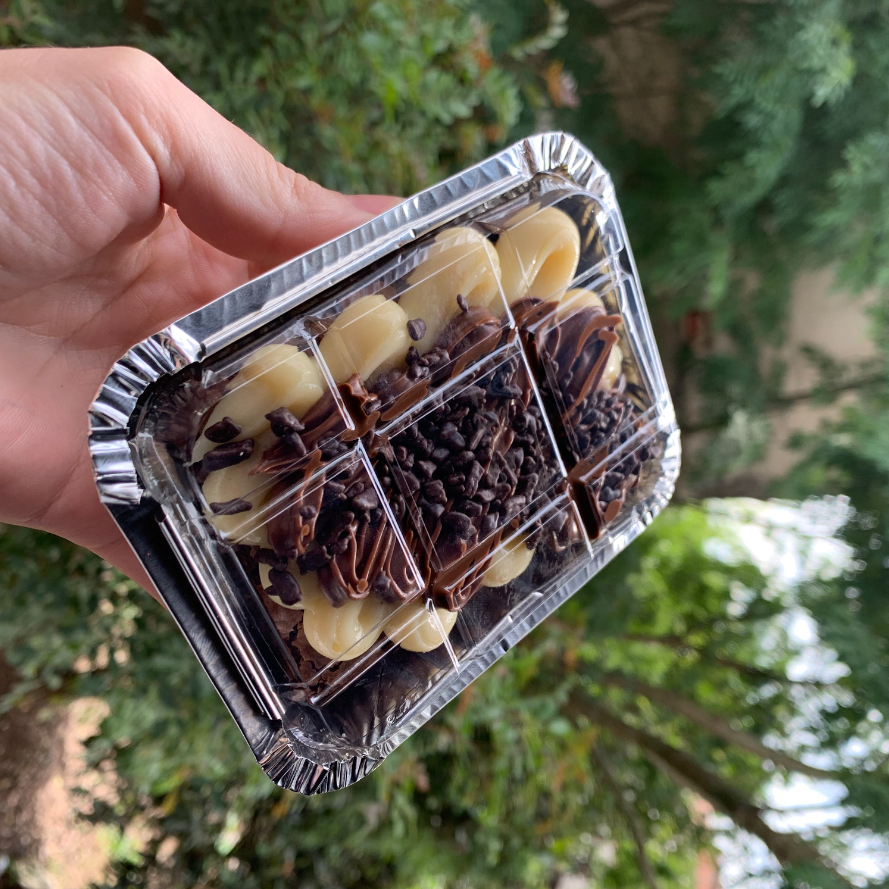 Brownie super molhadinho e com aquela casquinha... Com a sua escolha de brigadeiro e para deixar ainda mais gostoso finalizado com nutella