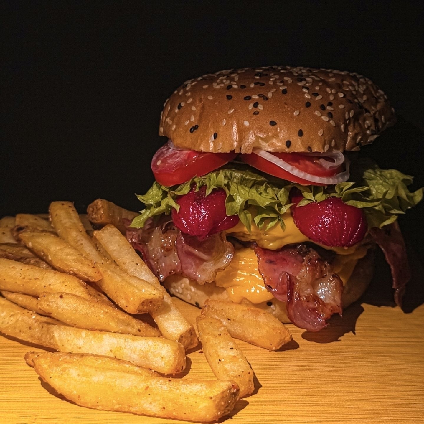 SalchiBurger Mounstro Con Papas fritas