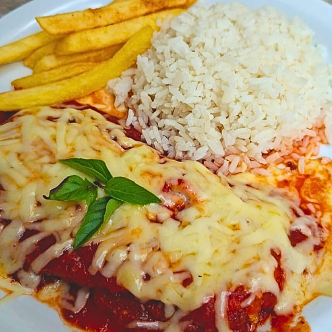 Marmita com deliciosa parmegiana de frango, arroz, molho caseiro de tomate, batata frita e para finalizar arégano.