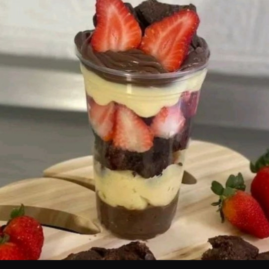 Creme de ninho,creme de chocolate,pedaços de morango e brownie