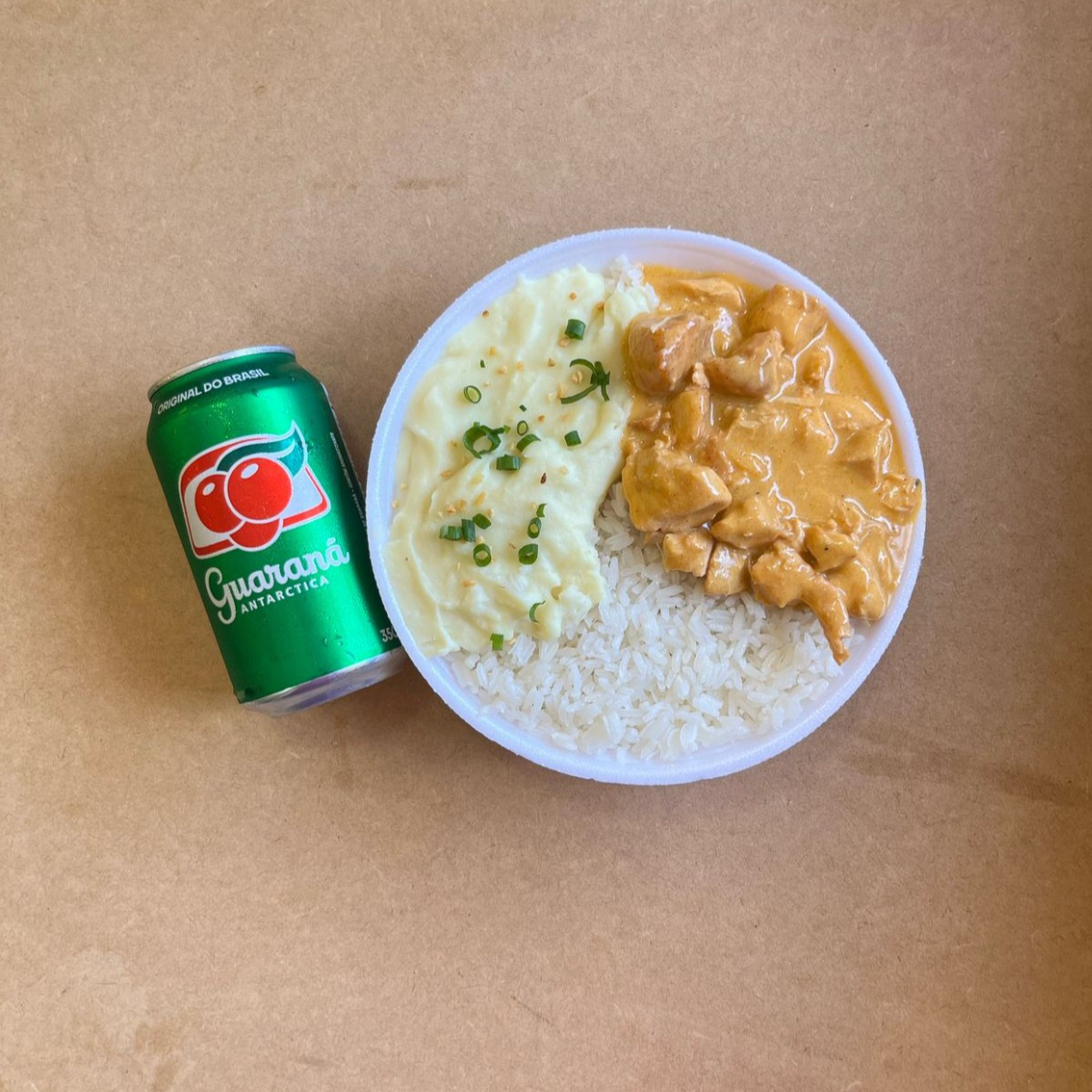 Marmita com delicioso filé de frango ao molho estrogonofe acompanhado de arroz branco e purê de batatas inglesas. Acompanha refrigerante lata Guaraná Antárctica lata 350ml bem gelada. Marmita indicada para 01 pessoa.