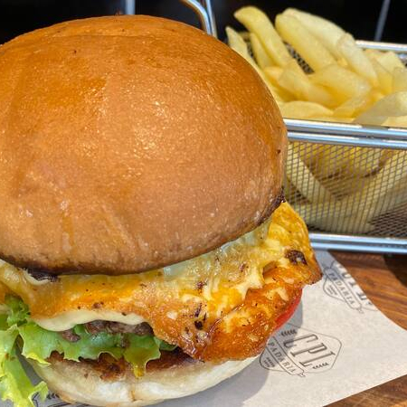 Burguer, alface, tomate, cebola roxa, muçarela, maionese no pão de hamburguer. Serve 1 pessoa.