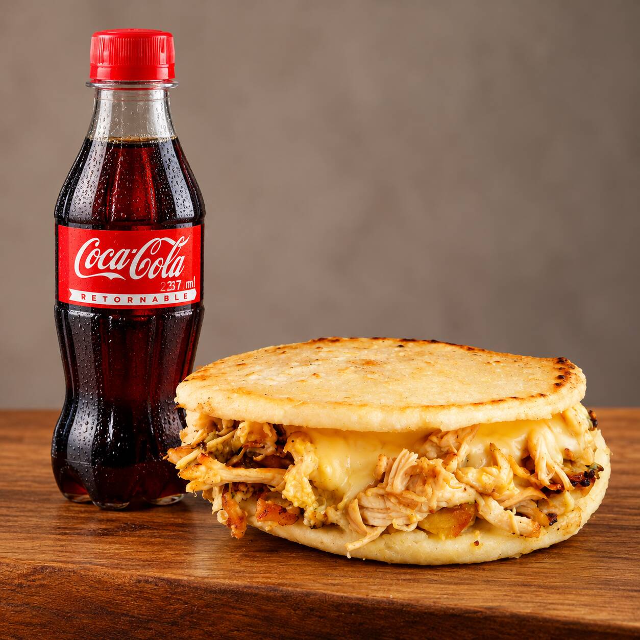 Combo Arepa Rellena y Coca Cola 200ml