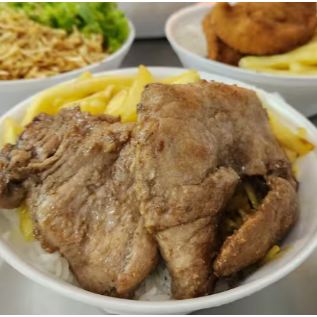 Bife de pernil suculento, grelhado na frigideira e servido com arroz, feijão, macarrão e farofa.  Um prato completo, com sabor de comida caseira feita na hora. Escolha seu complemento na tabela abaixo e monte o prato do seu jeito!